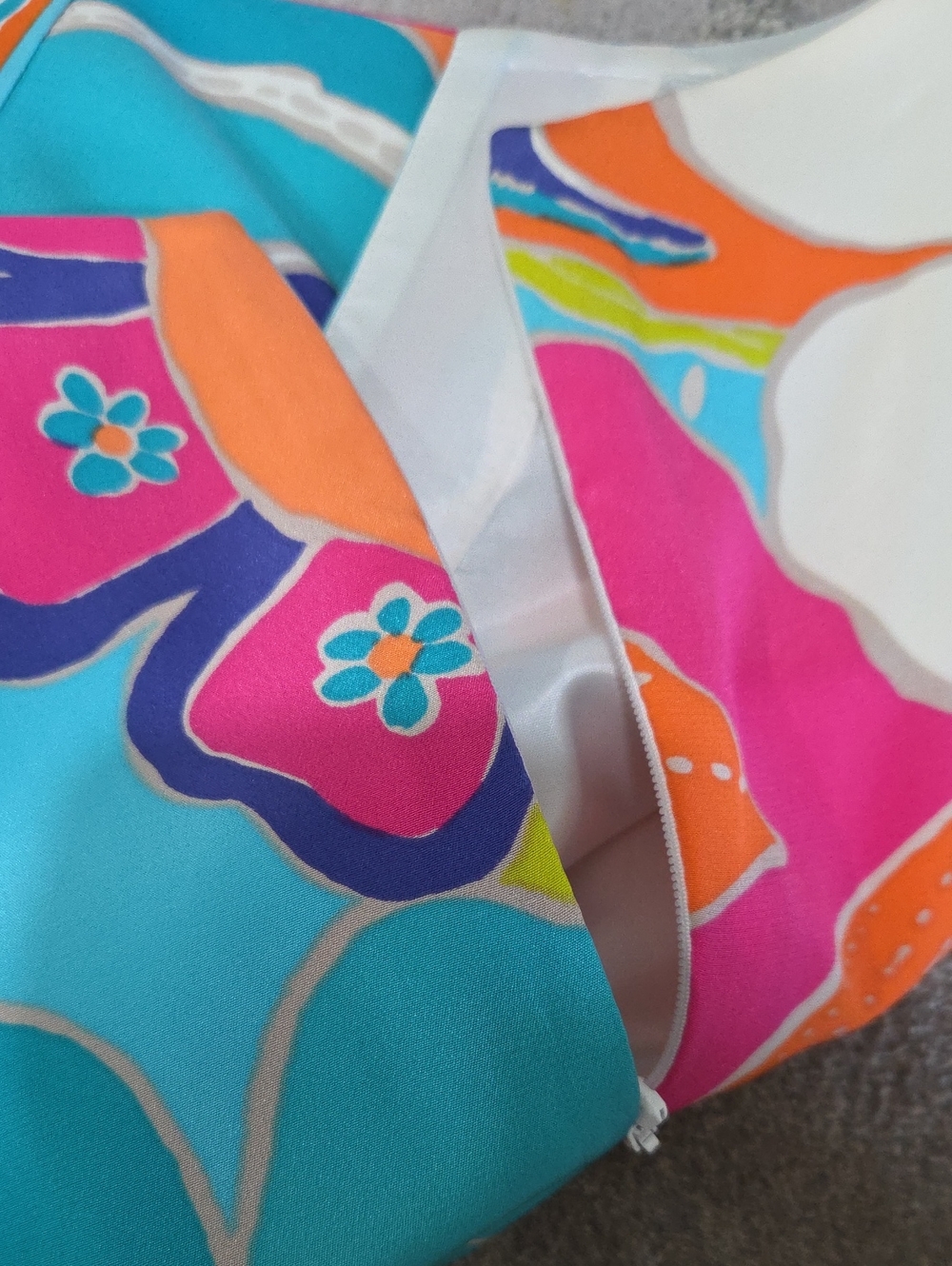 Trina Turk 100% Silk Vibrant Floral Split-Neck Mini Dress Size 6 - Picture 10 of 11